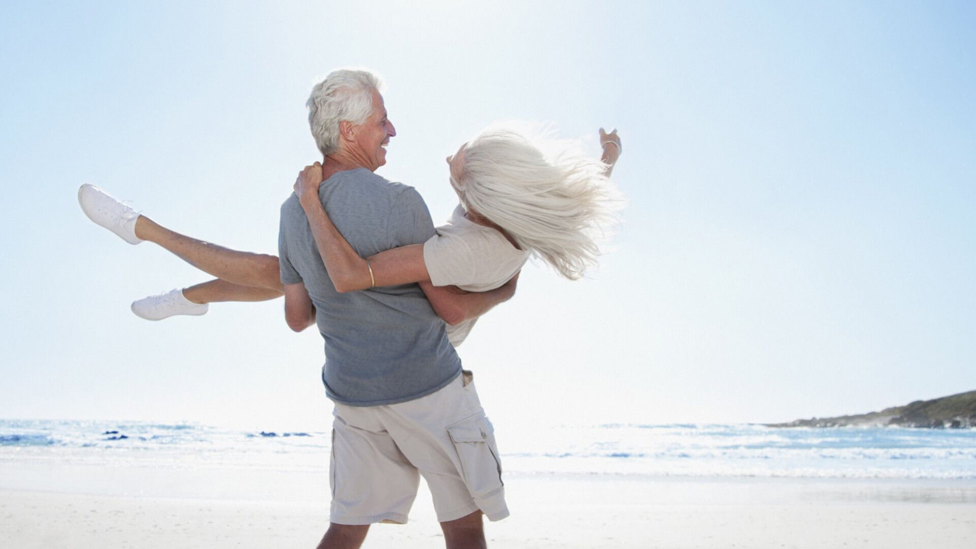 Муж и жена пенсионеры. Счастливые пожилые люди. Пожилые влюбленные пары. Счастливые люди море пожилые. Счастливые пенсионеры.